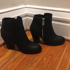 Ankle bootie with zip
